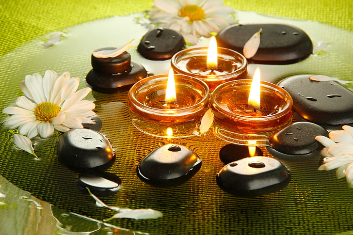 три свещи и черни камъни, свещи, Спа, Спа камъни, цветя на хризантема, цветя на хризантема, HD тапет