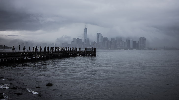 calm body of water, architecture, building, cityscape, skyscraper, New York City, USA, mist, pier, water, Manhattan, clouds, dom Tower, HD wallpaper