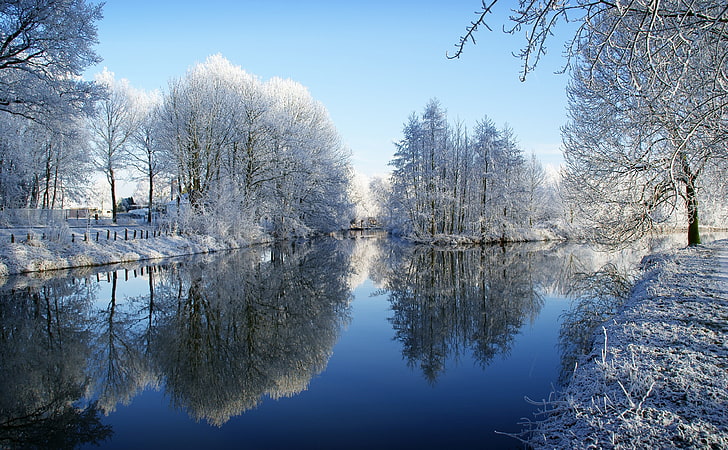 Frysta träd reflekterade i vatten, lugn sjö med träd täckta av snö digital tapeter, årstider, vinter, blå, resor, natur, vacker, landskap, vit, landskap, solsken, träd, flod, scen, frusen, fantastisk, fotografi, Nederländerna, Snö, Holland, Tyst, Reflektioner, Europa, Frostig, Skönhet, Fredlig, Reflektion, blå himmel, Frost, Vita träd, Kromme Rijn, Amelisweerd, Rhijnauwen, Utrecht, vinterunderland, Crooked Rhine, Heaven On Earth, HD tapet