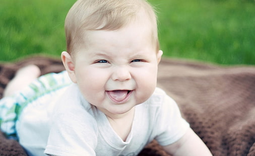 Funny Joy Boy, biała koszulka niemowlęca z okrągłym dekoltem, niemowlęca, zielona, ​​uśmiechnięta buźka, chłopczyk, Tapety HD HD wallpaper