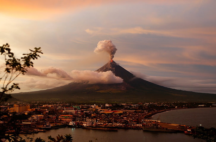 коричневый вулкан, извержение вулкана фото, здание, городской пейзаж, вулкан, природа, пейзаж, извержение, дым, облака, Филиппины, лава, листья, HD обои