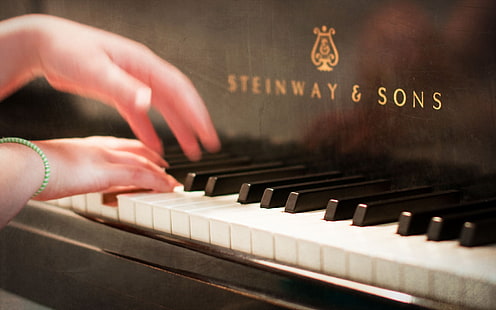 Steinway & Sons blanco y negro piano vertical, música, manos, piano, Fondo de pantalla HD HD wallpaper