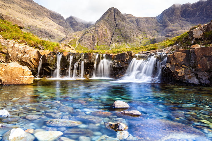 滝、スコットランド、妖精のプール、スカイ島、 HDデスクトップの壁紙