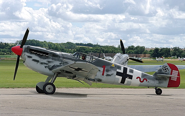 graues und schwarzes Jagdhundeflugzeug, Me-109, deutsch, einmotorig, 2. Weltkrieg, Messerschmitt Bf.109, Kolbenjäger, HD-Hintergrundbild
