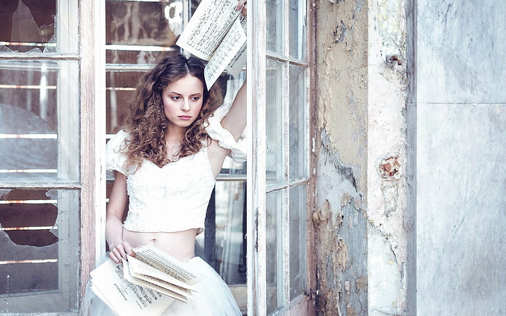 женщины модель брюнетка длинные волосы смотрит в сторону женщины на улице плоский живот сидя окно музыкальные ноты бумага белые топы битое стекло юбка, HD обои