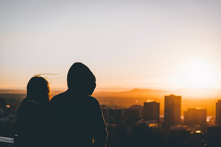 silueta de dos personas mirando edificios, personas, ciudad, paisaje urbano, edificio, sol, puesta de sol, Fondo de pantalla HD