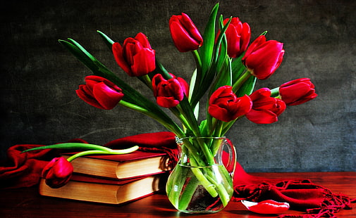 テーブルの上の花瓶に赤いチューリップ、赤いチューリップの花束、ヴィンテージ、チューリップ、テーブル、花瓶、 HDデスクトップの壁紙 HD wallpaper