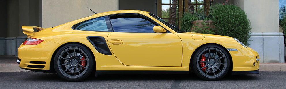 желтое спортивное купе, автомобиль, Porsche 911 Turbo, несколько дисплеев, два монитора, желтые машины, HD обои HD wallpaper