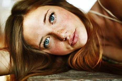 kvinnor, tittar på betraktaren, blå ögon, liggande på sidan, fräknar, brunett, ansikte, HD tapet HD wallpaper