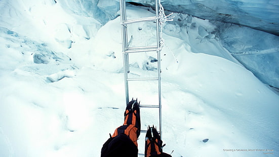 Überqueren einer Gletscherspalte, Mount Everest, Nepal, Berge, HD-Hintergrundbild HD wallpaper