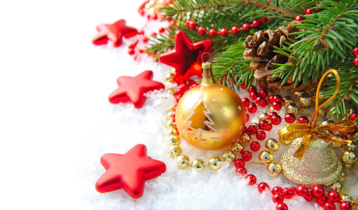 ornamenti natalizi color oro e rosso, neve, rami, perline, stelle, albero, campana, protuberanze, decorazioni natalizie, Sfondo HD