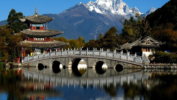 bergslandskap, Asien, Lijiang, sjö, växt, träd, japansk arkitektur, turism, pagod, Kina, himmel, berg, parkera, turistattraktion, landmärke, reflektion, natur, bro, HD tapet