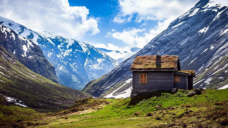graue Holzwand Haus, Natur, Landschaft, Hügel, Haus, Gras, Norwegen, Berge, Schnee, Wolken, Bäume, Wald, HD-Hintergrundbild