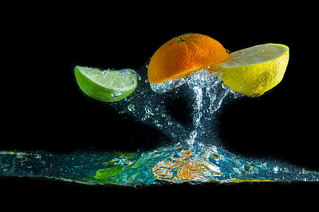 tres rodajas de limones, rodajas, lima, naranja, limón, salpicaduras, agua, fondo negro de varios colores, Fondo de pantalla HD HD wallpaper
