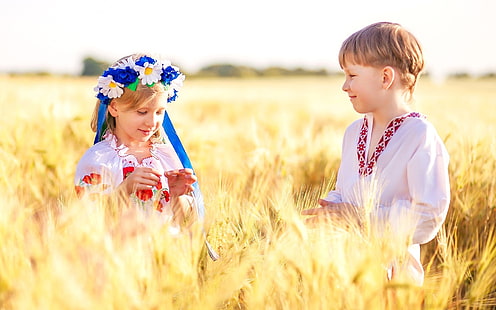 Ukraina, dzieci, chłopiec, dziewczynka, pole pszenicy, nakrycie głowy dziewczynki w niebieski, biały kwiat; biała koszulka chłopięca z dekoltem w szpic i długim rękawem, Ukraina, dziecięca, chłopięce, dziewczęce, pszeniczne, polne, Tapety HD HD wallpaper