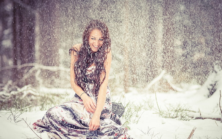 Frauen grau und schwarz ärmelloses Kleid, Brünette, Mädchen, Schnee, HD-Hintergrundbild