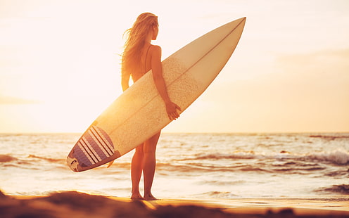 Girl Surfboard At Sunset Beach, biało-niebieska deska surfingowa, sport, surfing, plaża, zachód słońca, surfer, Tapety HD HD wallpaper