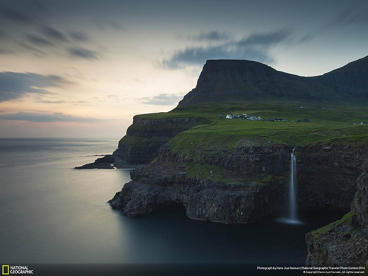 Färöarna-National Geographic tapet, grått och grönt berg, HD tapet