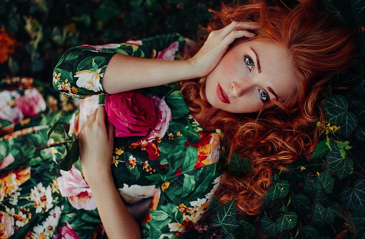mulher com vestido floral verde, deitado na grama, ruiva, mulheres, flores, modelo, HD papel de parede
