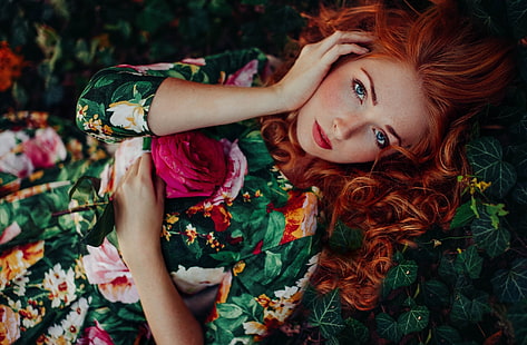 잔디, 빨간 머리, 여자, 꽃, 모델에 누워 녹색 꽃 드레스를 입고 여자, HD 배경 화면 HD wallpaper