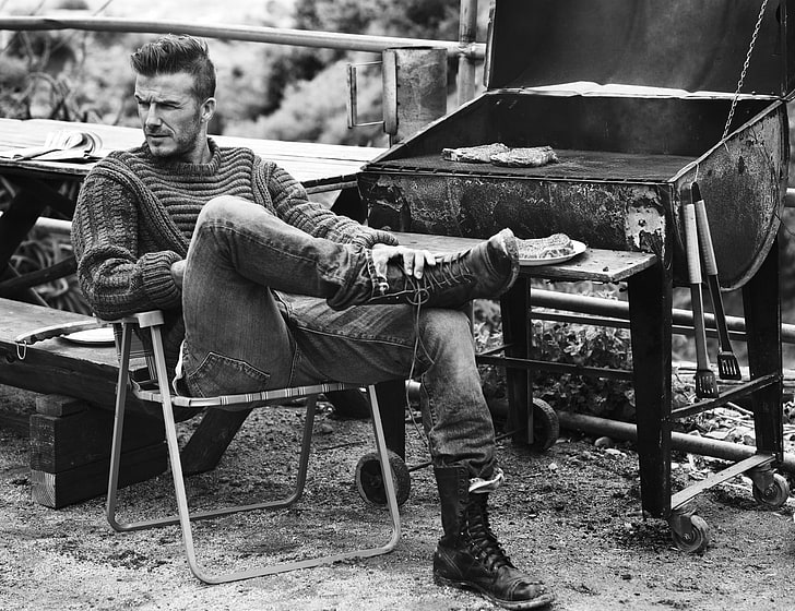 David Beckham, calciatore, modello, uomo, jeans, guardando in lontananza, monocromatico, celebrità, Sfondo HD
