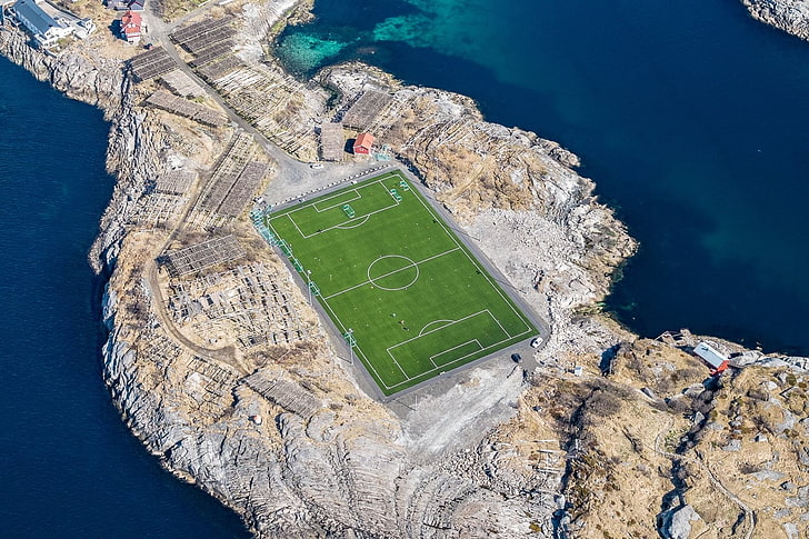 zielone boisko do piłki nożnej, krajobraz, pole, piłka nożna, boiska do piłki nożnej, morze, Lofoty, Norwegia, widok z lotu ptaka, Tapety HD