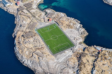 grönt fotbollsplan, landskap, fält, fotboll, fotbollsplaner, hav, Lofoten Islands, Norge, Flygfoto, HD tapet HD wallpaper