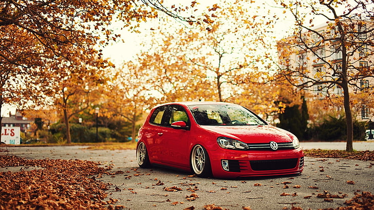 czerwony Volkswagen 3-drzwiowy hatchback, bez tytułu, Volkswagen, Postawa, jesień, Golf GTI, Golf VI, samochód, czerwone auta, liście, Tapety HD