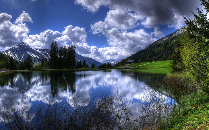 انعكاس بحيرة السحب ، الأشجار الخضراء ، البحيرة ، الغيوم ، السماء ، فترة الربيع، خلفية HD