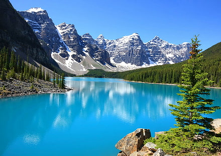 Morän sjö och svag reflektion, vitt berg; sjö; gröna träd, landskap, fin, härlig, lugn, träd, klippor, reflektion, klar, morän, stenar, tyst, kullar, snöig, blå, HD tapet HD wallpaper