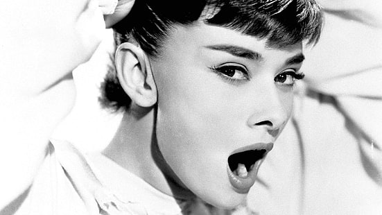 femmes, Audrey Hepburn, monochrome, bouche ouverte, regardant la visionneuse, Fond d'écran HD HD wallpaper