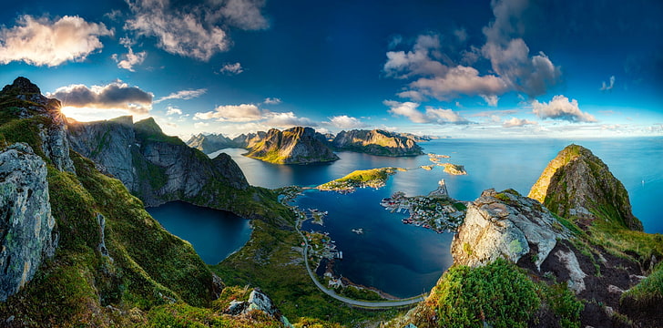 山の横にある水域の空中写真、草は日中に覆われた山、自然、風景、海、雲、日光、太陽、山、岩、フィヨルド、ノルウェー、町、道路、島、 HDデスクトップの壁紙