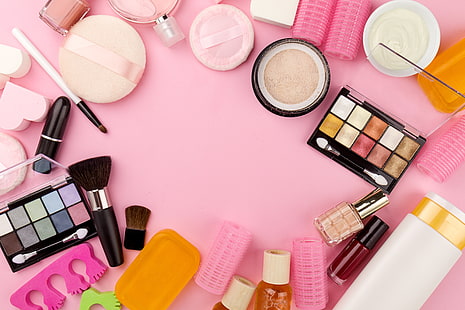 Maquillaje variado, lápiz labial, sombras, pincel, fondo rosa, crema, cosméticos, polvo, rizador, Fondo de pantalla HD HD wallpaper