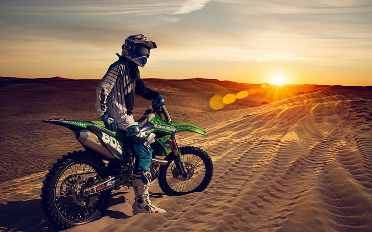 Motocykl w piasku, zielono-czarny motor terenowy, motocykl, piasek, wydmy, zachód słońca, Tapety HD