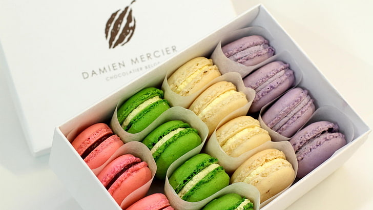миндальное печенье Damien Mercier розовое, зеленое, желтое и фиолетовое с коробкой, печенье, макаруны, десерт, французское, сладости, разноцветные, HD обои