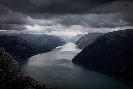 النرويج lysefjord ، النهر ، الجبال ، السحب الداكنة ، المناظر الطبيعية، خلفية HD HD wallpaper