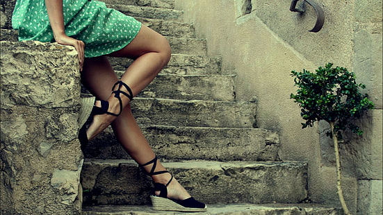 donne, tacchi alti, abito, gambe, scale, scarpe con zeppa, abito verde, donne all'aperto, modella, Sfondo HD HD wallpaper