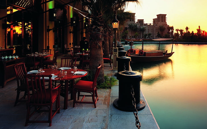 kursi kayu merah, pemandangan kota, kota, restoran, sungai, kafe, kota, matahari terbenam, Wallpaper HD