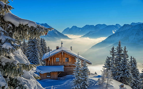 Paisaje de invierno Casa de madera Pino de montaña con niebla blanca de nieve Montaña Picos altos Fondo de escritorio azul 1920 × 1200, Fondo de pantalla HD HD wallpaper