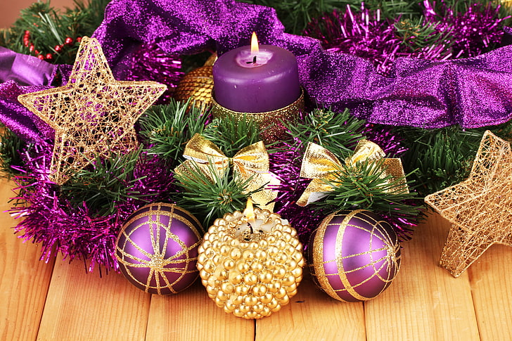 пурпурно-золотой рождественский декор, много, звезды, украшения, лента, свечи, с Рождеством, лента, Новый год, фиолетовые шарики, HD обои