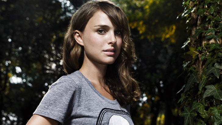 camiseta gris con cuello redondo para mujer, Natalie Portman, Fondo de pantalla HD