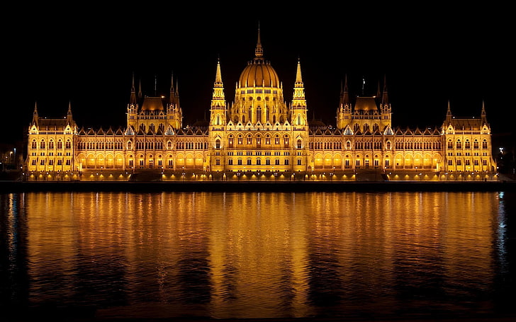 طلاء مبنى باللونين الأسود والبني ، بناء ، بودابست ، المجر ، مبنى البرلمان المجري ، الهندسة المعمارية ، المياه ، النهر ، الليل ، الأضواء، خلفية HD