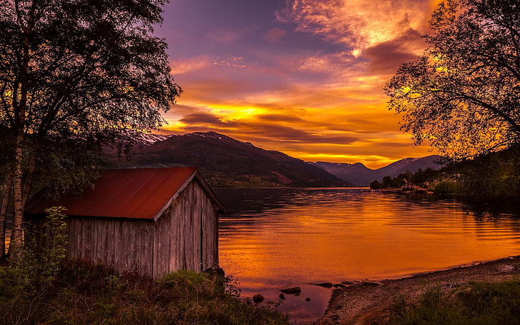 日没、自然、風景、ボートハウス、湖、日没、ノルウェー、木、山、空、雲、低木、水、金の水と山の近くの茶色の木の小屋、 HDデスクトップの壁紙