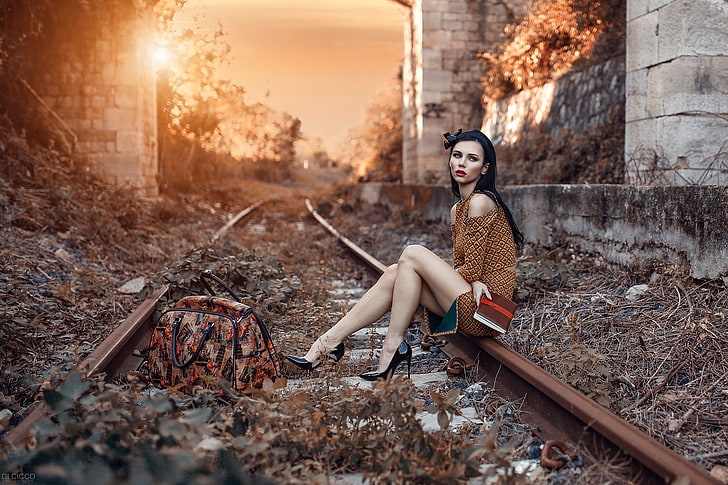 Alessandro Di Cicco, wanita, model, rambut panjang, rambut hitam, rambut lurus, wanita di luar ruangan, sepatu hak tinggi, kereta api, kedalaman bidang, Wallpaper HD