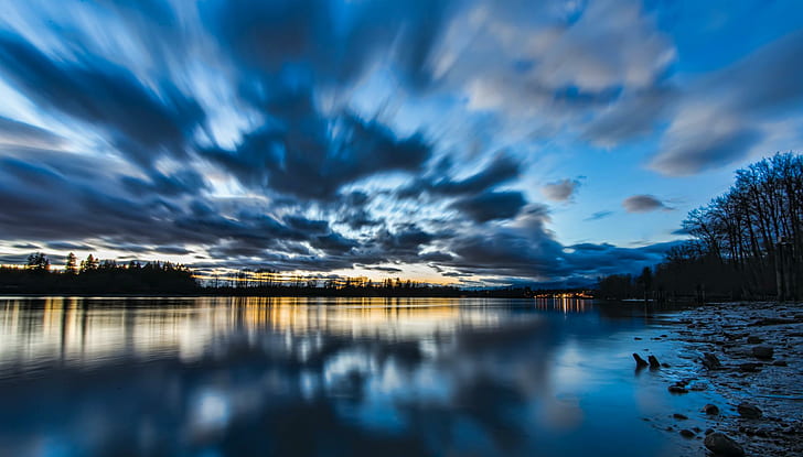 Canadá Columbia Británica Lago Superficie del agua Orilla Árboles Tarde Puesta del sol Cielo Nubes Reflexión Azul, lagos, azul, británico, canadá, nubes, columbia, tarde, lago, reflexión, orilla, puesta del sol, superficie, árboles, agua, Fondo de pantalla HD