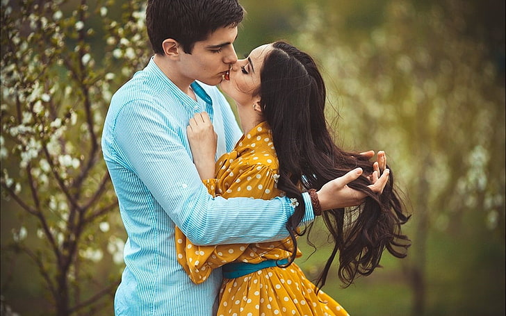 Couple Mood Love Kiss, vestido e camisa listrada azul-petróleo para homem e vestido de mangas compridas de bolinhas laranja e branco das mulheres, Amor, casal, beijo, HD papel de parede
