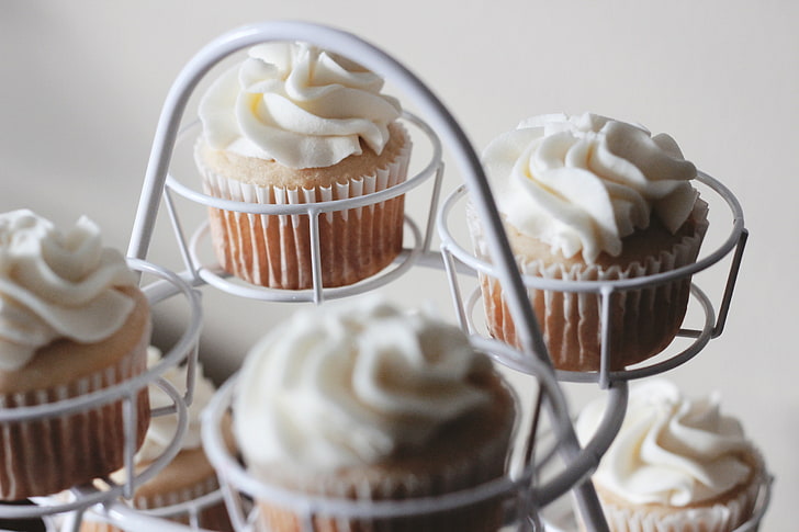 white icing cupcakes, cupcakes, cakes, cream, icing, HD wallpaper