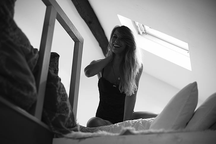 wanita, monokrom, di tempat tidur, tersenyum, Wallpaper HD