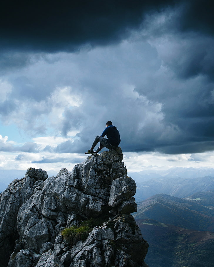 uomo seduto su un'illustrazione di scogliera, roccia, uomo, precipizio, montagne, altezza, libertà, Sfondo HD, sfondo telefono