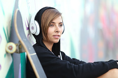 слушалки, скейтборд, студенти, улица, жени, качулки, HD тапет HD wallpaper